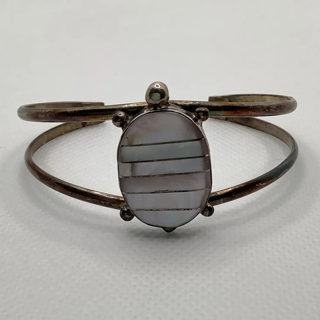 Latone And Bradley Sterling Silver And Mother Of Pearl Turtle Bracelet: Latone And Bradley Sterling Silver And Mother Of Pearl Turtle Bracelet Mother of pearl turtles shells set in 925 sterling silver jewelry2 1/2” x 2” x 1 1/2” bracelet19.5 grams total