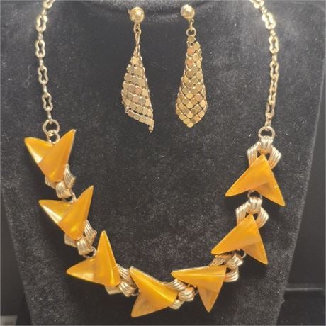 Vintage Butterscotch /gold "V" Necklace & Earrings: Vintage Butterscotch /gold "V" Necklace & EarringsThermoset Paure necklace 1960s vintage [like bakelite]Mesh earrings to coordinateBoth in Excellent condition, no damage, no repairsin original box