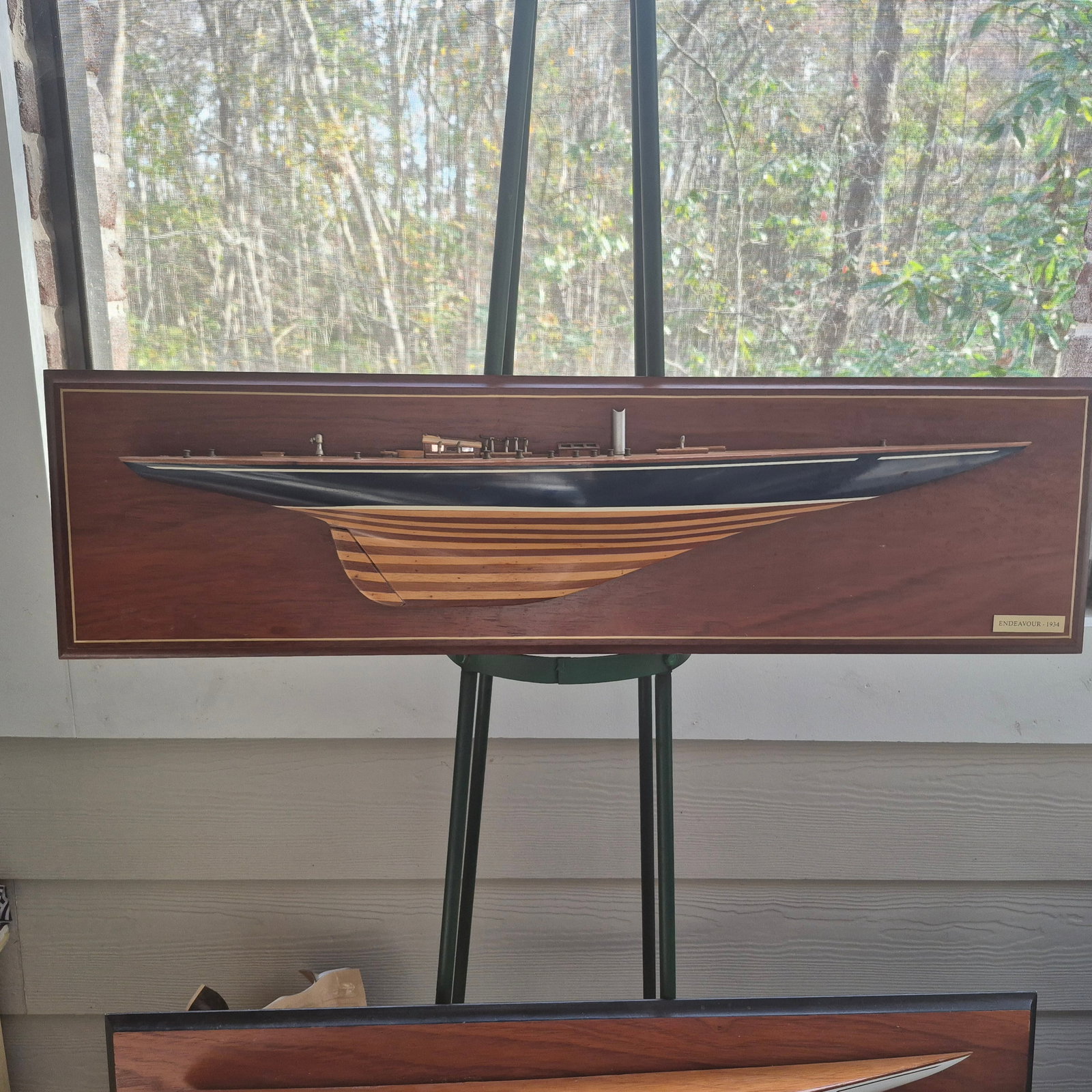 1/2 Hull Model ~ Endeavor ~ great detail !!: famous 1934 America's Cup J-Class EndeavourPlanked wood deck, skylights, toe rails, stufbbed mast, lifeboat, helm, etc.mounted on a varnished backboardDimensions: 30l/ 8h / 3 dWgt. 5#excellent conditi