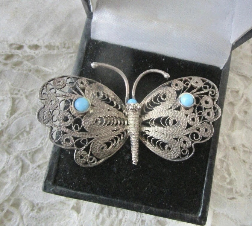 Vintage Retro Era Sterling Cannetille & Turquoise Butterfly: This auction is for a Vintage Retro Era Sterling Cannetille & Turquoise Butterfly…. Measures approx 1” long by 1 7/8” wide….in nice preloved condition