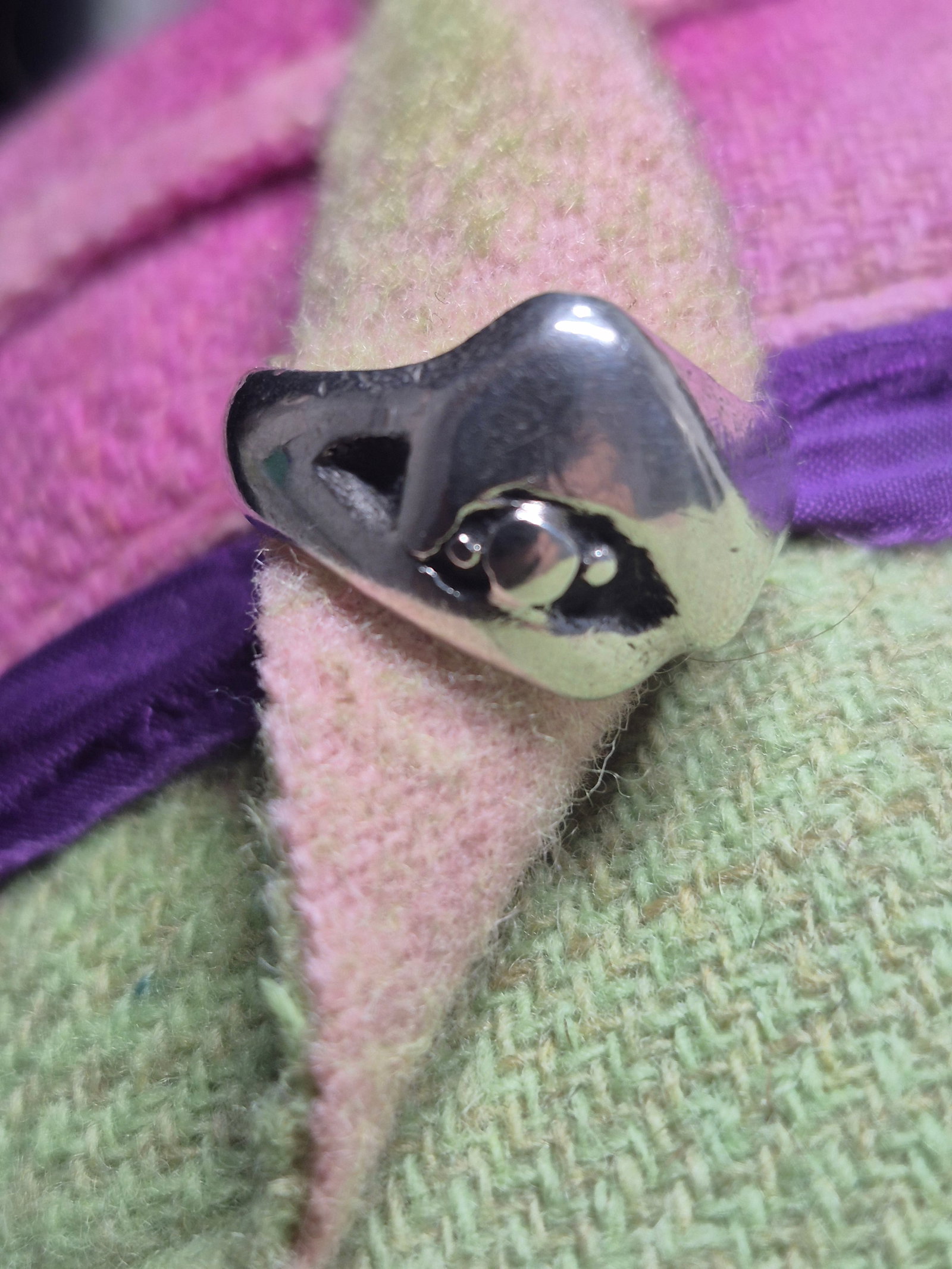 Vintage Sculptural Face Mask Sterling Silver Ring Avant Garde Artisan Statement Ring [10g]: A bold and highly expressive vintage ring featuring a sculptural face or mask design crafted in silver. The ring has a chunky, organic form with deeply defined facial features, giving it a strong arti
