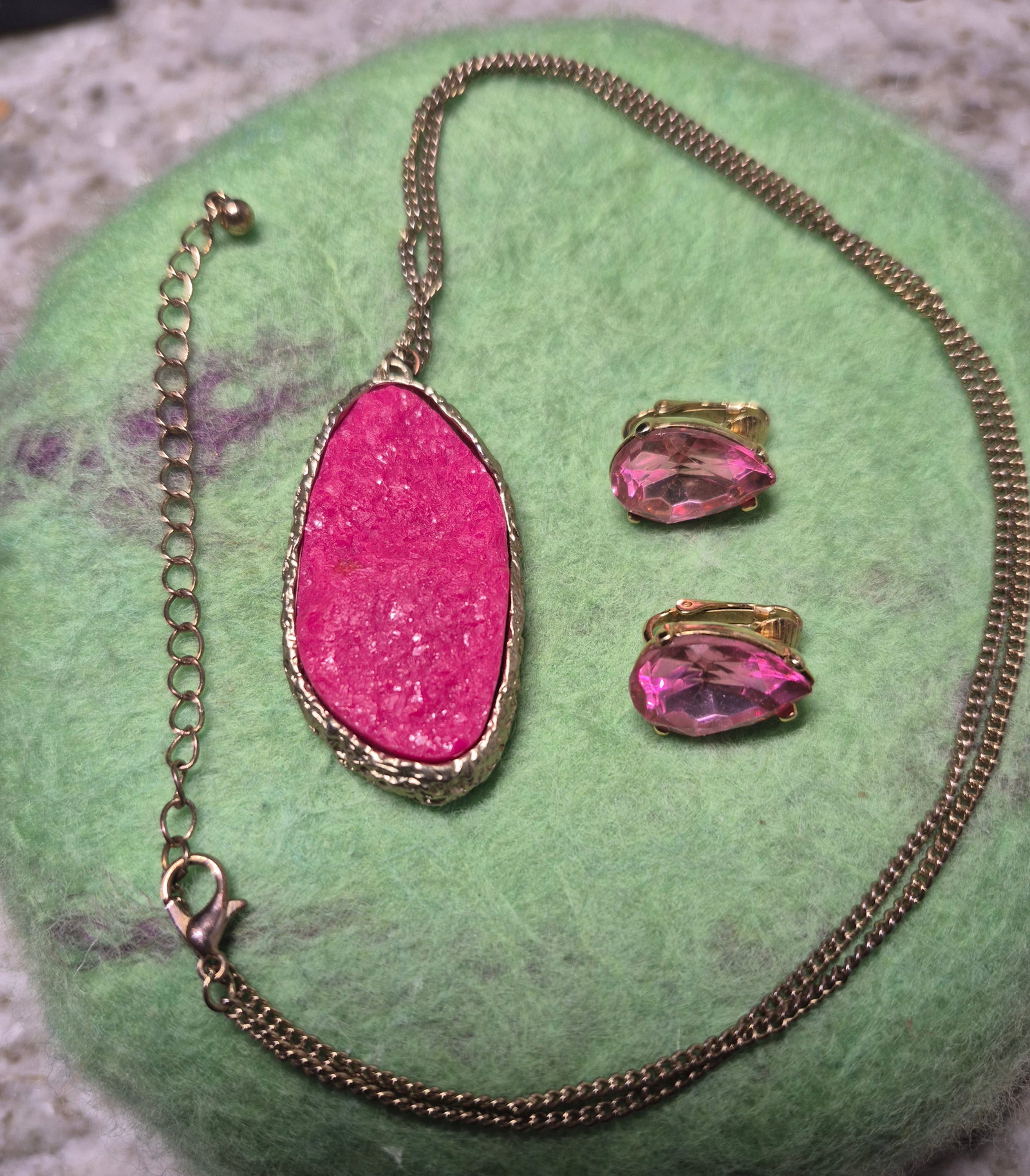 Coral Druzy Necklace & coodinate Earrings [23g]: Coral Druzy Necklace & coordinate Earrings [23g]> large Druzy pendant on 18"chain> earrings are pink glass matching colorimpressive and outstanding