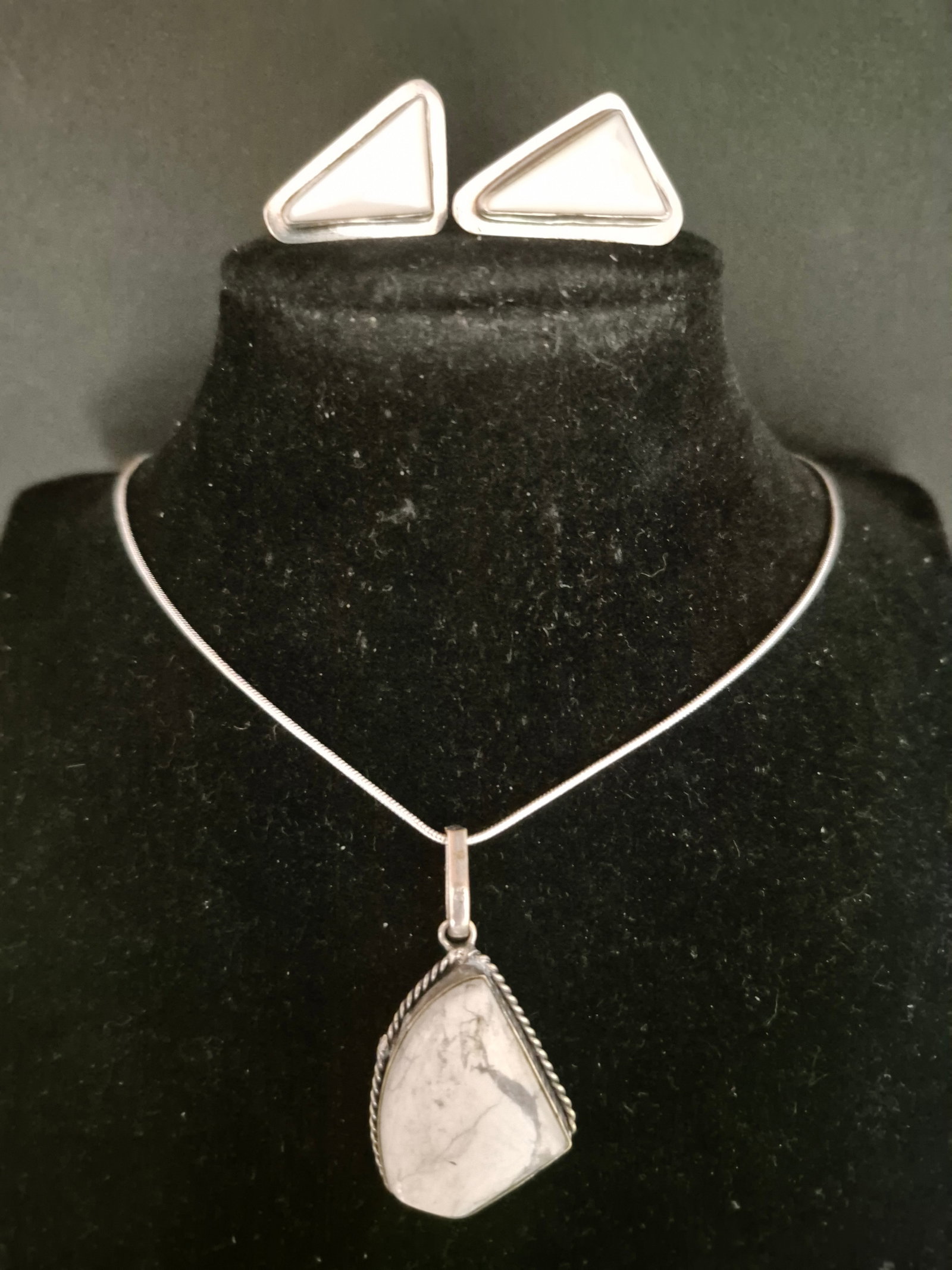 Sterling White Buffalo Navajo Necklace & MOP Earrings [23g]: Sterling White Buffalo Navajo Necklace & MOP Earrings [23g]> Necklace is 925 marked, Pendant marked 925 on bezel ring>White buffalo turquoise mined in Nevada> Earrings are MOP on sterling marked> stun