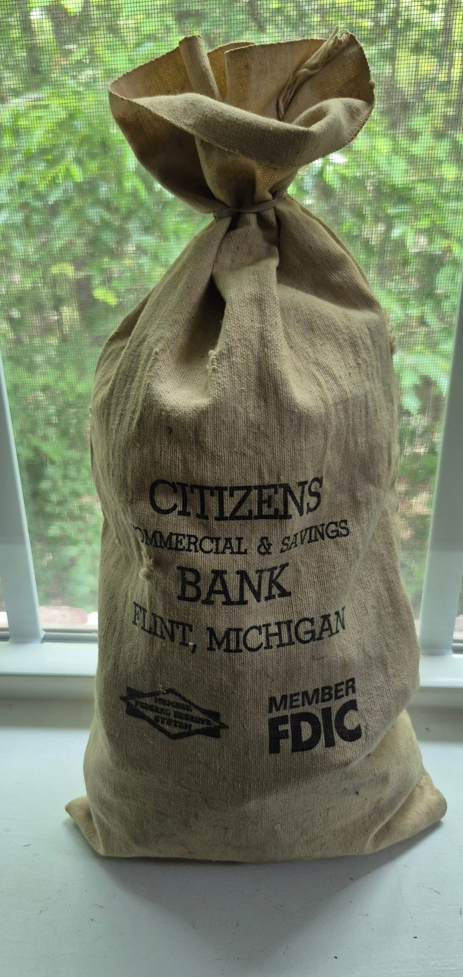 Vintage Bank Money Bag ~ full of Fashionable Jewelry [over 3#]: Vintage Bank Money Bag ~ full of Fashionable Jewelry [over 3#]Necklaces/ Bracelets/ Earrings/ Rings....all ready tobag and resale for YOUR PROFIT....your Money Bag !!!!!