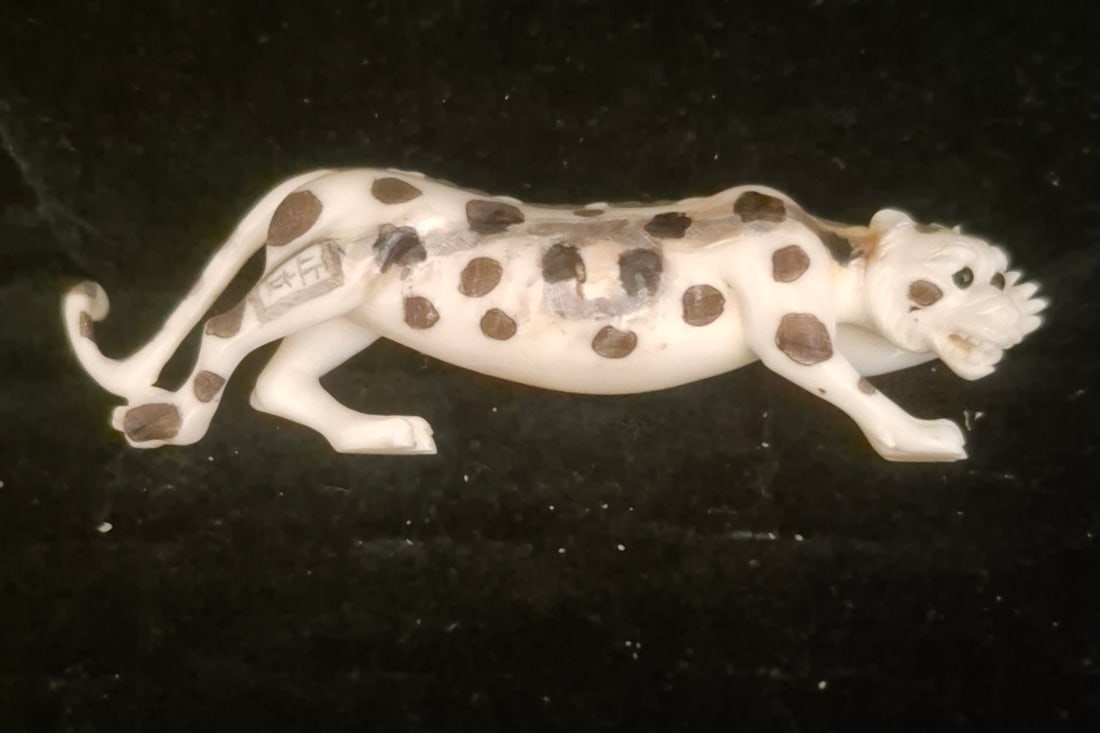 Vintage hand carved Tiger Netski ~ marked on back leg: Vintage hand carved Tiger Netski ~ marked on back legintricately carved and detailedapprox size : 3" x 1.5"stands perfectly