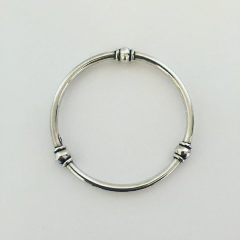 Nepalese STERLING SILVER Bangle Bracelet [10.4g]: Nepalese STERLING SILVER Bangle Bracelet [10.4g]beautiful restored to original shine and toneperfectly in round....approx. 2.5"WGT. 10.4g...Virtual Previews available via FaceTime or WhatsApp. Please 