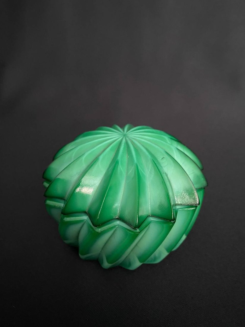 Malachite Glass Box Vintage Czechoslovakia 60-70 Bohemia: Malachite glass box, made in Czechoslovakia in the 60-70s. The box is made in the shape of a shell.Height: 6.1 cmWidth: 8.5 cm