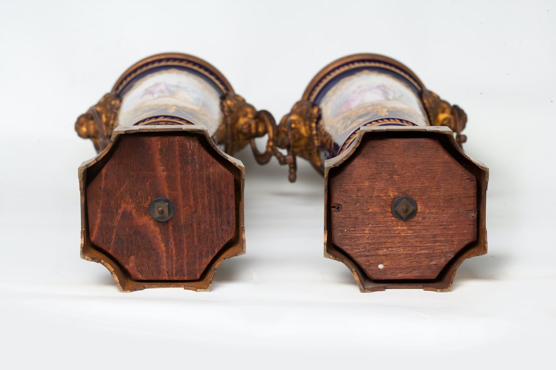 Pair of Porcelain Hand-Painting Vases, 19th century