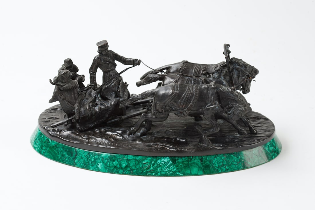 Russian Cabinet Bronze. Malachite: A Trio of Horses. Russia, 19th-20th century. Sculptor Grachev. Casting Werfel in St. Petersburg. Bronze, patina, casting. Height 24,5 cm (9 2/3 inches), base dimensions 15,5 x 11 cm (6 x 4 1/3 inches)