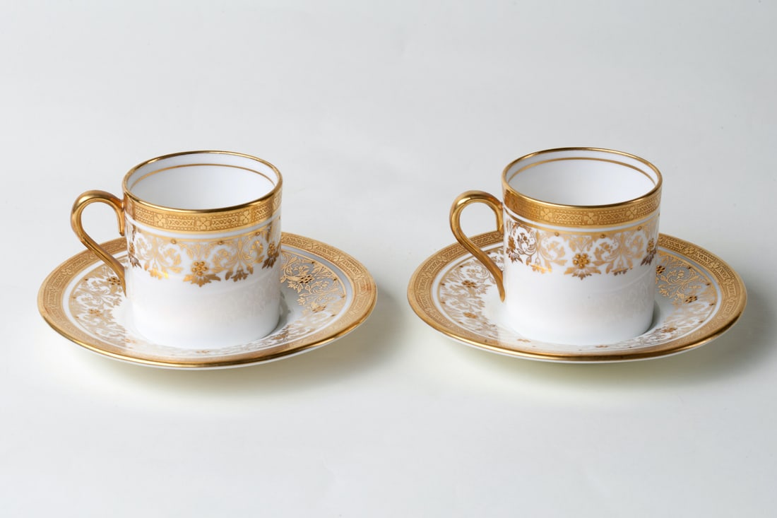 A pair of cups and saucers, 20th c (England)