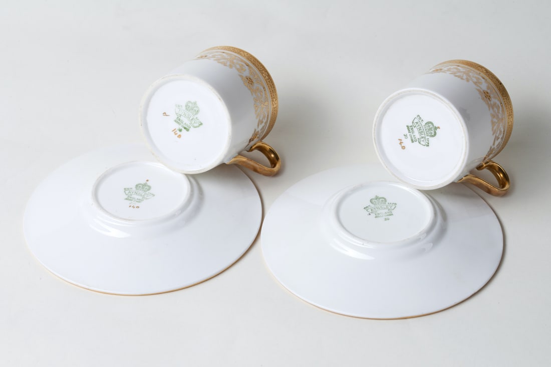 A pair of cups and saucers, 20th c (England)