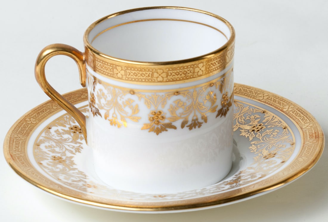 A pair of cups and saucers, 20th c (England)