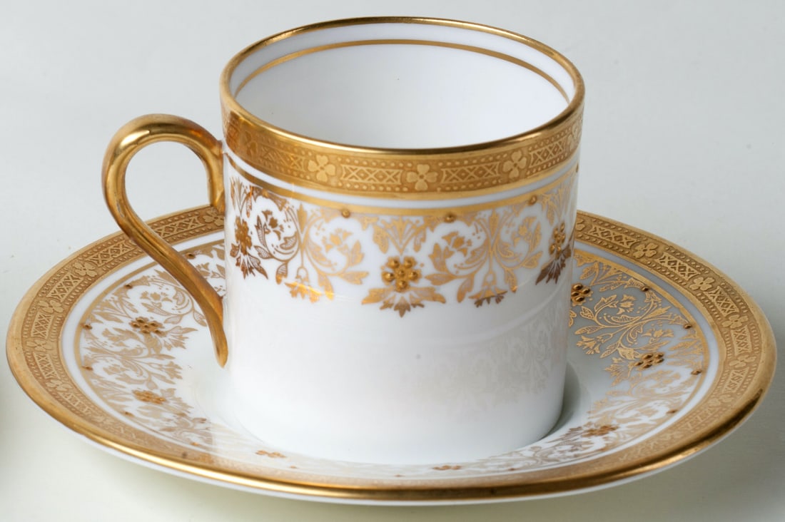 A pair of cups and saucers, 20th c (England)