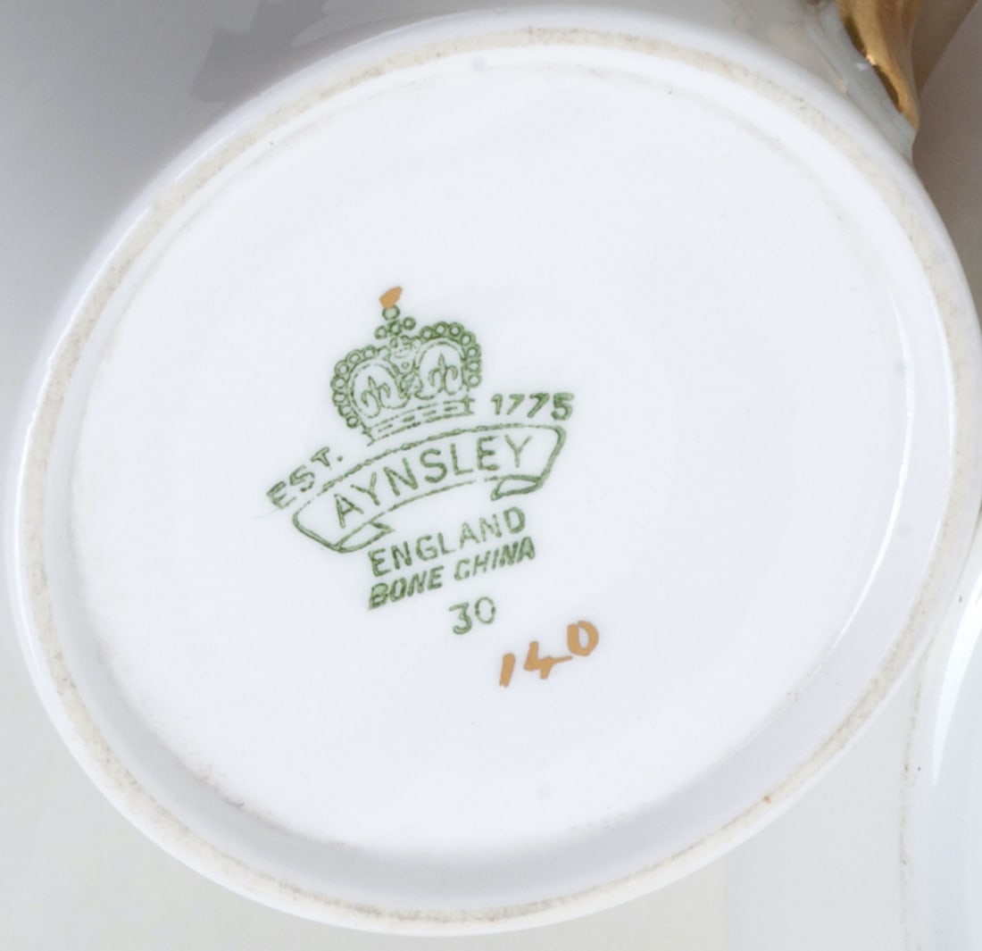 A pair of cups and saucers, 20th c (England)