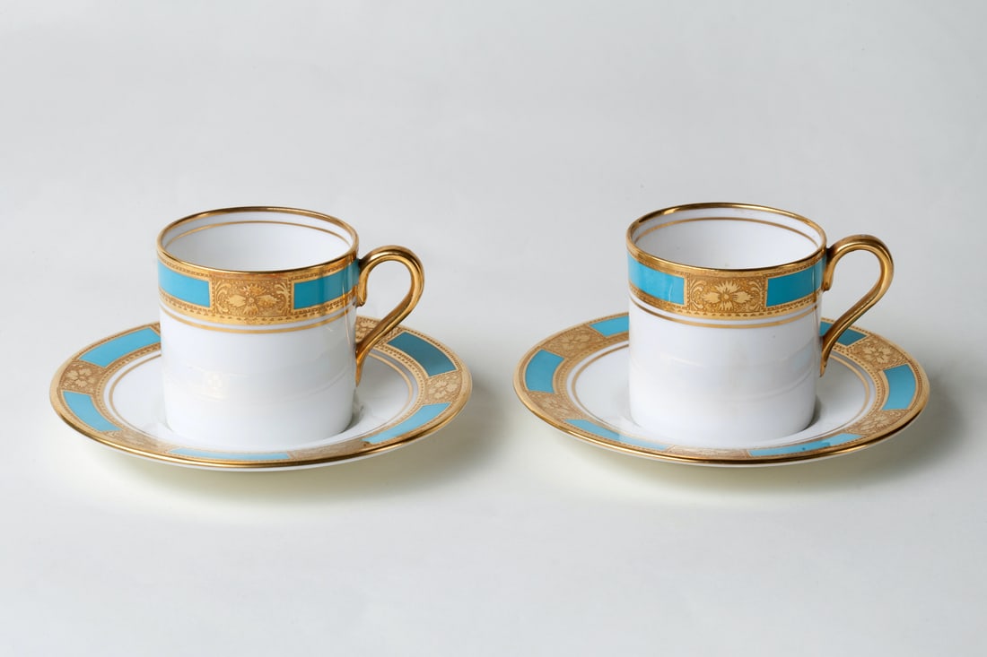 A pair of cups and saucers, 20 th c (England)