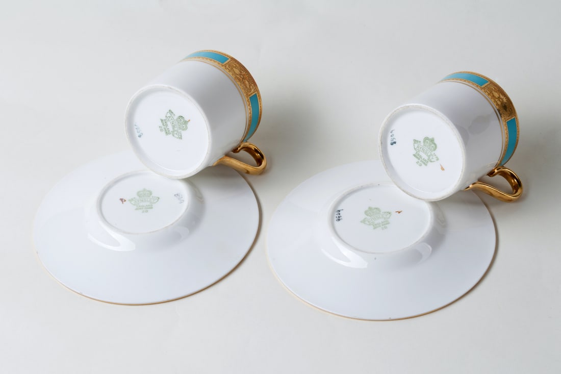 A pair of cups and saucers, 20 th c (England)
