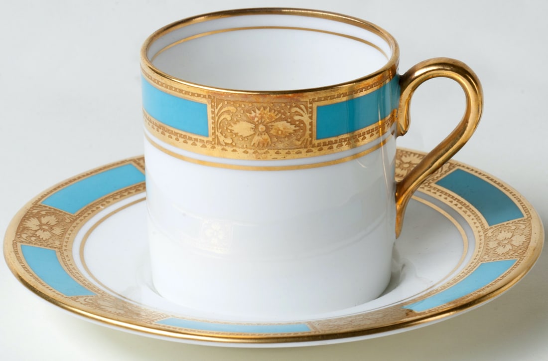 A pair of cups and saucers, 20 th c (England)