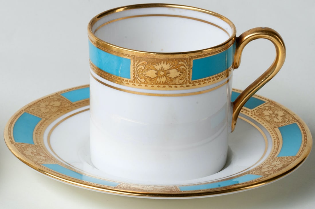 A pair of cups and saucers, 20 th c (England)