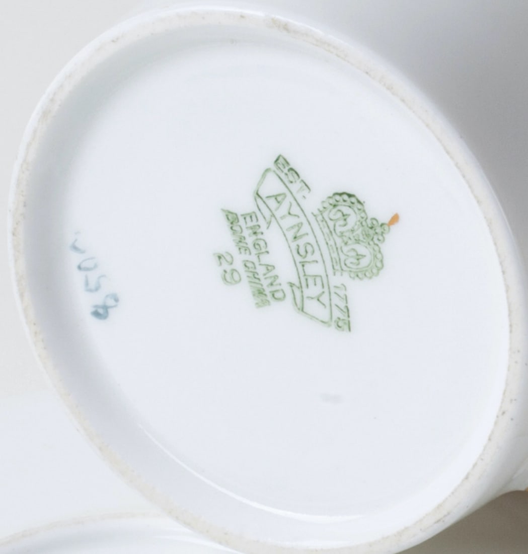 A pair of cups and saucers, 20 th c (England)