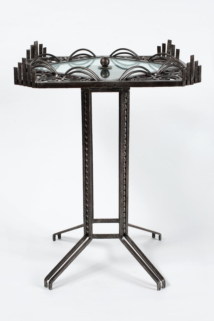 Art DecoTable. Cast iron (1 of 7)