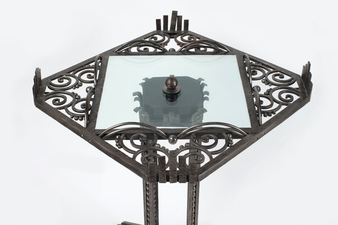Art DecoTable. Cast iron 