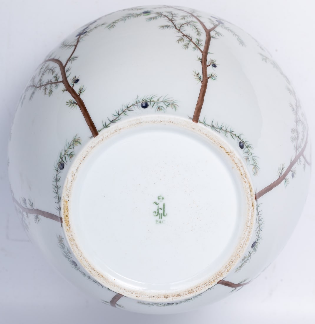 A PORCELAIN VASE, NICHOLAS II (Russia)