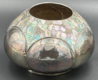 vintage 1960s LOS CASTILLO silver plated spiny oyster modernist bowl: A finely designed modernist bowl by renowned Mexican silversmith LOS CASTILLO. Bulbous form with spiny oyster mosaic. Condition is excellent. 8.5" in diameteR, 5.5" in height.