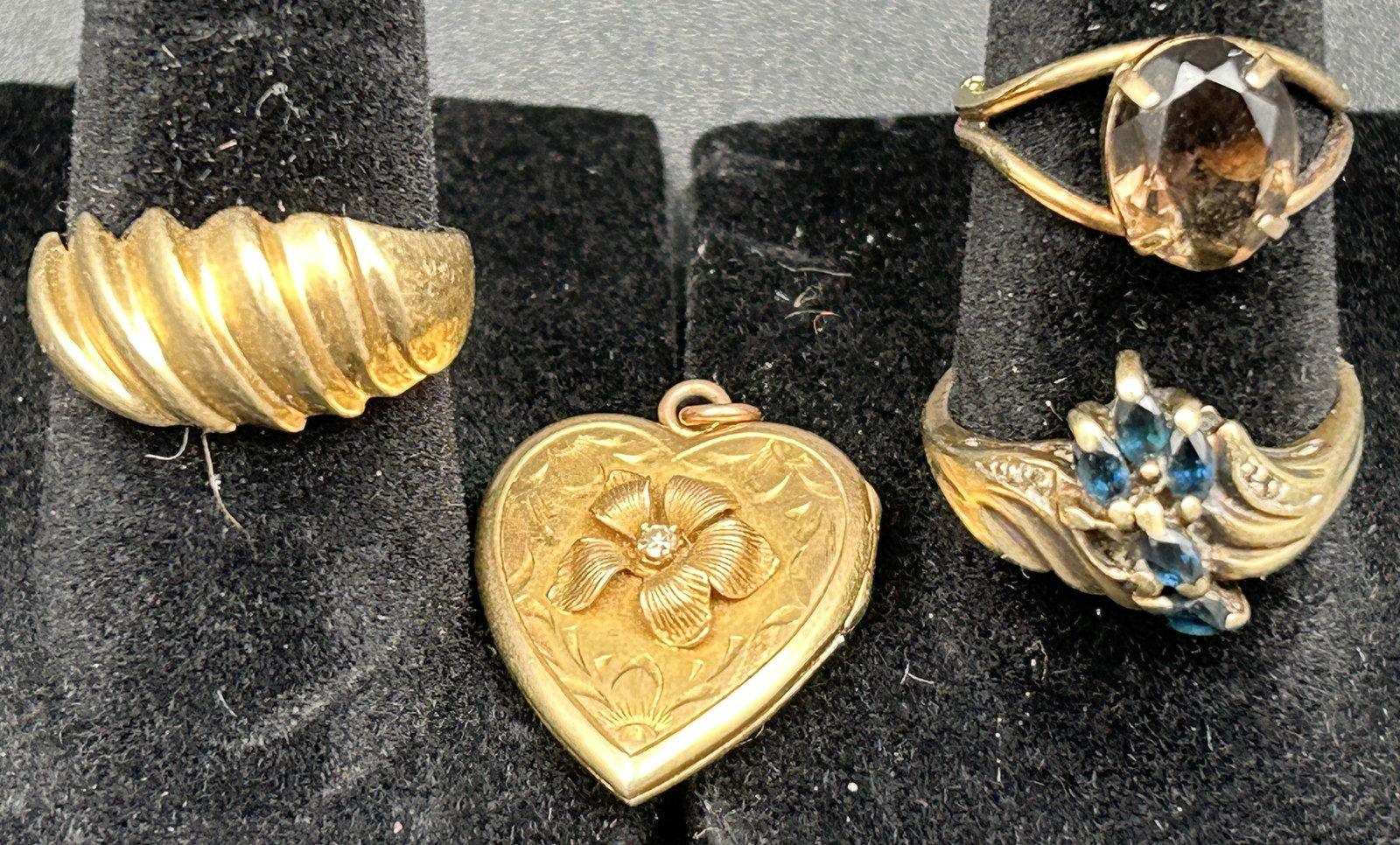 3 vintage 10k gold rings and heart-shaped locket (1 of 2)