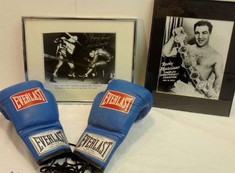SIGNED BOXING LEGENDS MEMORABILIA LOT (1 of 5)