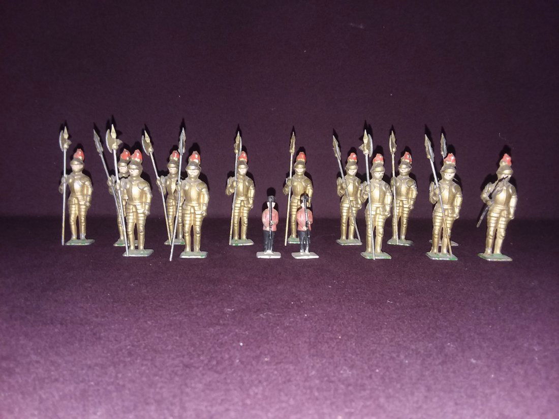 LOT OF MINIATURE KNIGHT FIGURINES (1 of 5)