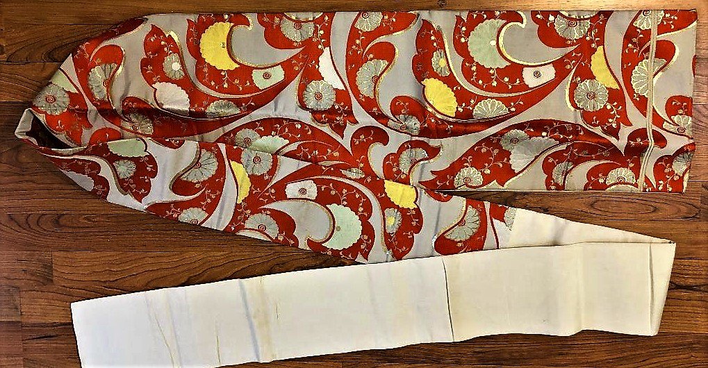 Antique Japanese Obi, Gold Wrapped Thread: Fine example from high Japanese culture, silk on silk, fan decorated with extensive high karat gold wrapped silk thread. Mint condition, about 12 feet long and folds out double width, the pure white d