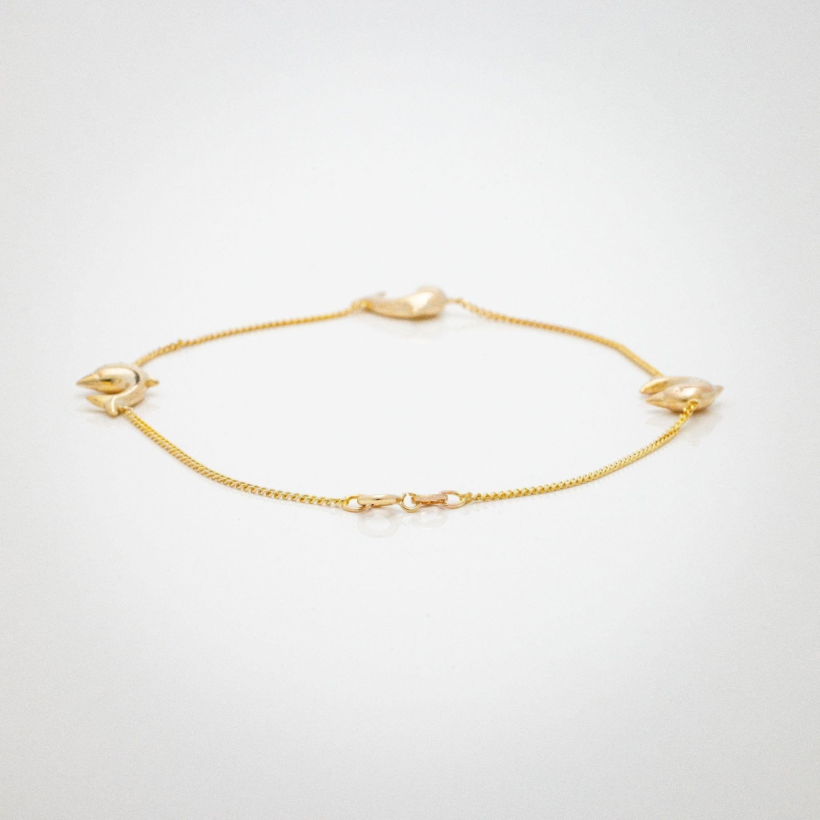 10kt Yellow Gold Dolphin Station Link Bracelet: A very neat SOLID 10kt yellow gold bracelet featuring multiple solid yellow gold dolphins. Jewelry Type: Bracelet Material: 10kt yellow gold Weight: 1.08 grams Size/Length: 7 Inches end to end Occasio