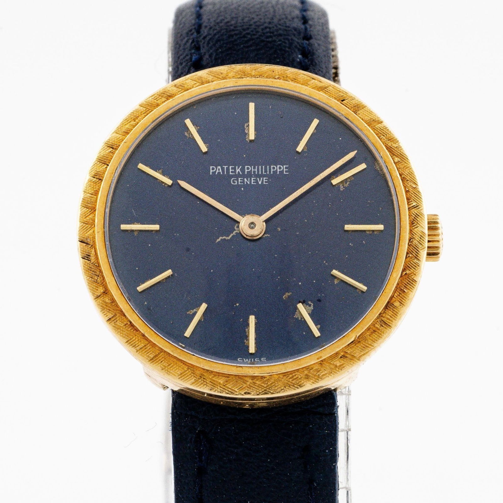 Vintage 18KT Yellow Gold Patek Philippe Calatrava: Vintage Patek Philippe Calatrava - Blue Dial - 25mm - Sapphire Crystal - 18kt Gold A refined and timeless vintage Patek Philippe Calatrava wristwatch featuring a 25mm round 18kt yellow gold case, eleg