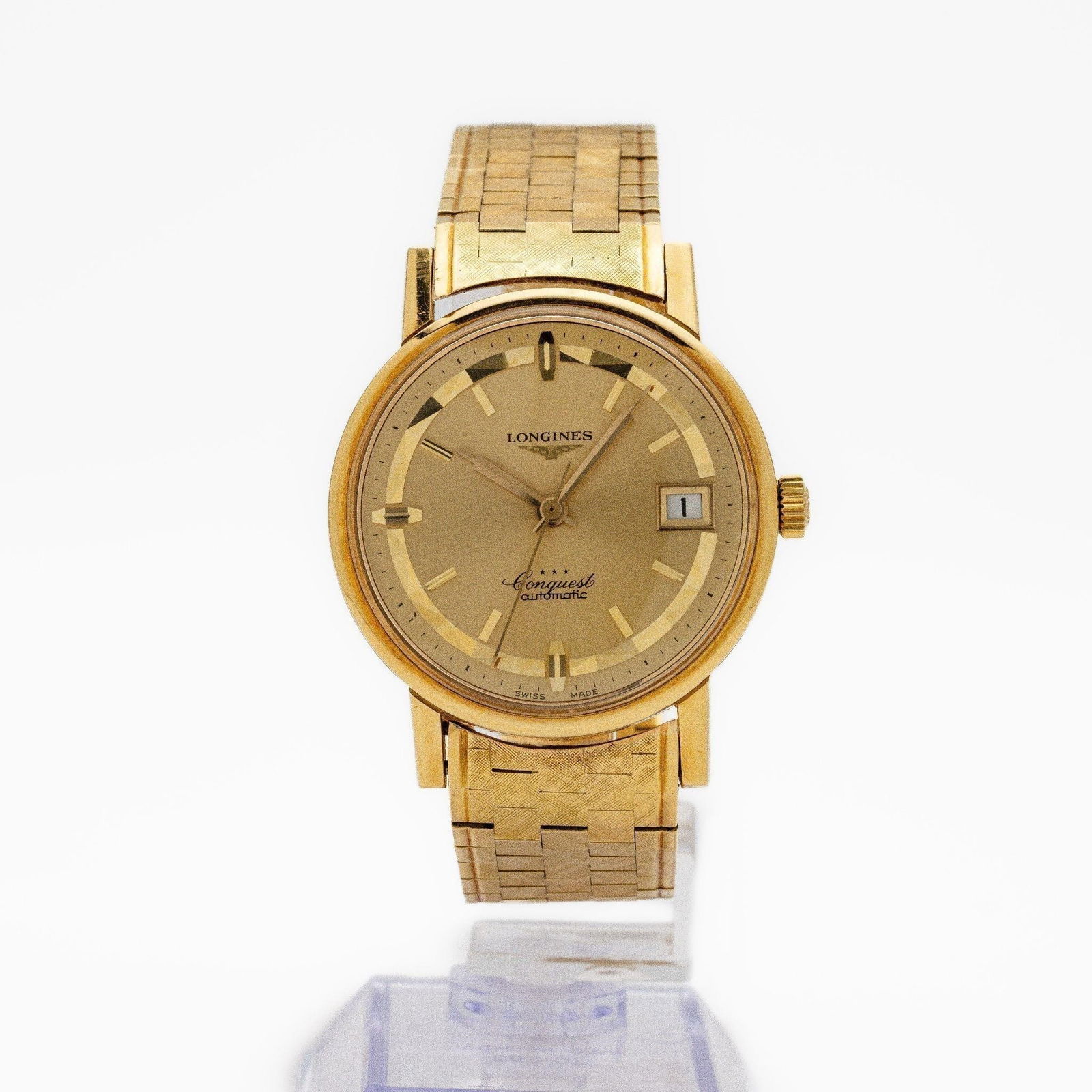 Vintage 18kt Yellow Gold Longines Conquest Watch: Longines Conquest · 18 kt Yellow Gold · Brick-Style Bracelet · Automatic · 35 mm A striking vintage Longines Conquest from the late 1960s to early 1970s, this refined example showcases a solid 18