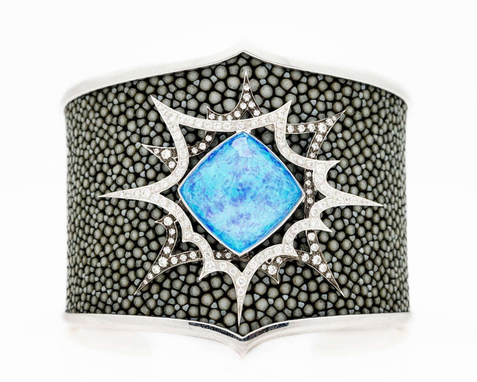 Stephen Webster 18kt Diamond Quartz Cuff Bangle: Stephen Webster 18k White Gold 'Murder She Wrote' Crystal Haze Quartz & Diamond Stingray Cuff - 85.9g This rare and authentic Stephen Webster cuff is a signature piece from the renowned 'Murder She Wr