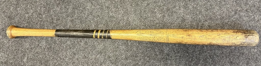 1940S HANK GREENBERG LOUISVILLE SLUGGER 40 HG WOOD CRACKED HANDLE WITH OLD TAPE REPAIR, BARREL: CRACKED HANDLE WITH OLD TAPE REPAIR, BARREL BRUSING AND LIGHT STAMPINGS.BACK BARREL HAS WOOD LOSS