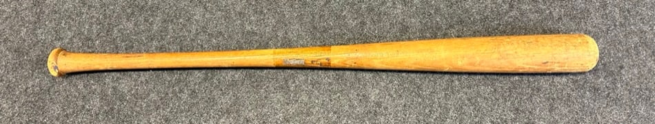 1940S 50S BABE RUTH LOUISVILLE SLUGGER 40BRS WOOD CRACKED HANDEL WITH NAIL REPAIRS AND METAL CLETE,: CRACKED HANDEL WITH NAIL REPAIRS AND METAL CLETE, VERY LIGHT STAMPINGS, KNOB CHIPS