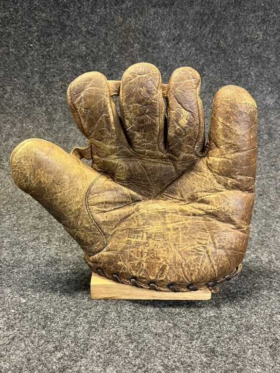 WALTER BIFF BERGER 1930S DAVEGA BUCKLEBACK SPLITFI GREAT ORIGINAL GLOVE, MISSING THE WEBBED LACING.: GREAT ORIGINAL GLOVE, MISSING THE WEBBED LACING.