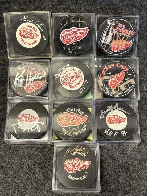 LOT OF 10 DETROIT RED WINGS SIGNED NHL HOCKEY PUCK ALL 10 ARE CASED. MOST HAVE CERTIFICATES FROM IN (1 of 11)