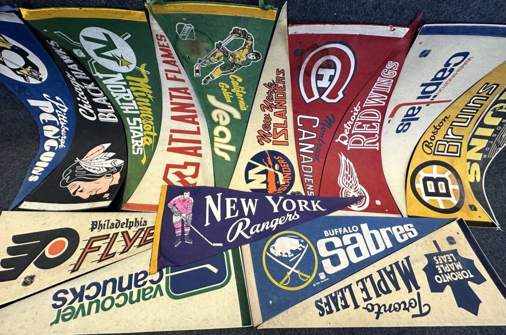 LOT 16 VINTAGE 1960S 70S NHL ORIGINAL HOCKEY FELT PENGUINS, BRUINS X 2, CAPITALS, RED WINGS, (1 of 10)