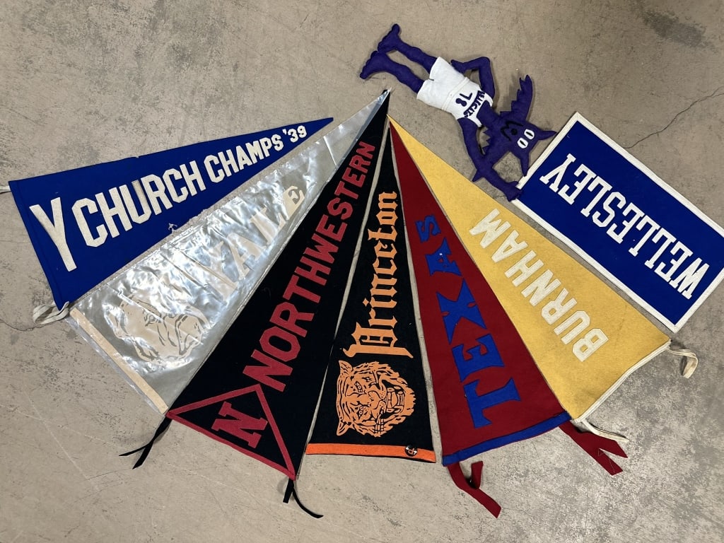 LOT OF 8 ORIGINAL WOOL 1930S-40S COLLEGE FOOTBALL GREAT ORIGINAL LOT OF 8 COLLEGE ITEMS. 6 PENNANTS,: GREAT ORIGINAL LOT OF 8 COLLEGE ITEMS. 6 PENNANTS, 1 BANNER & 1 STUFFED WILDCATS DOLL