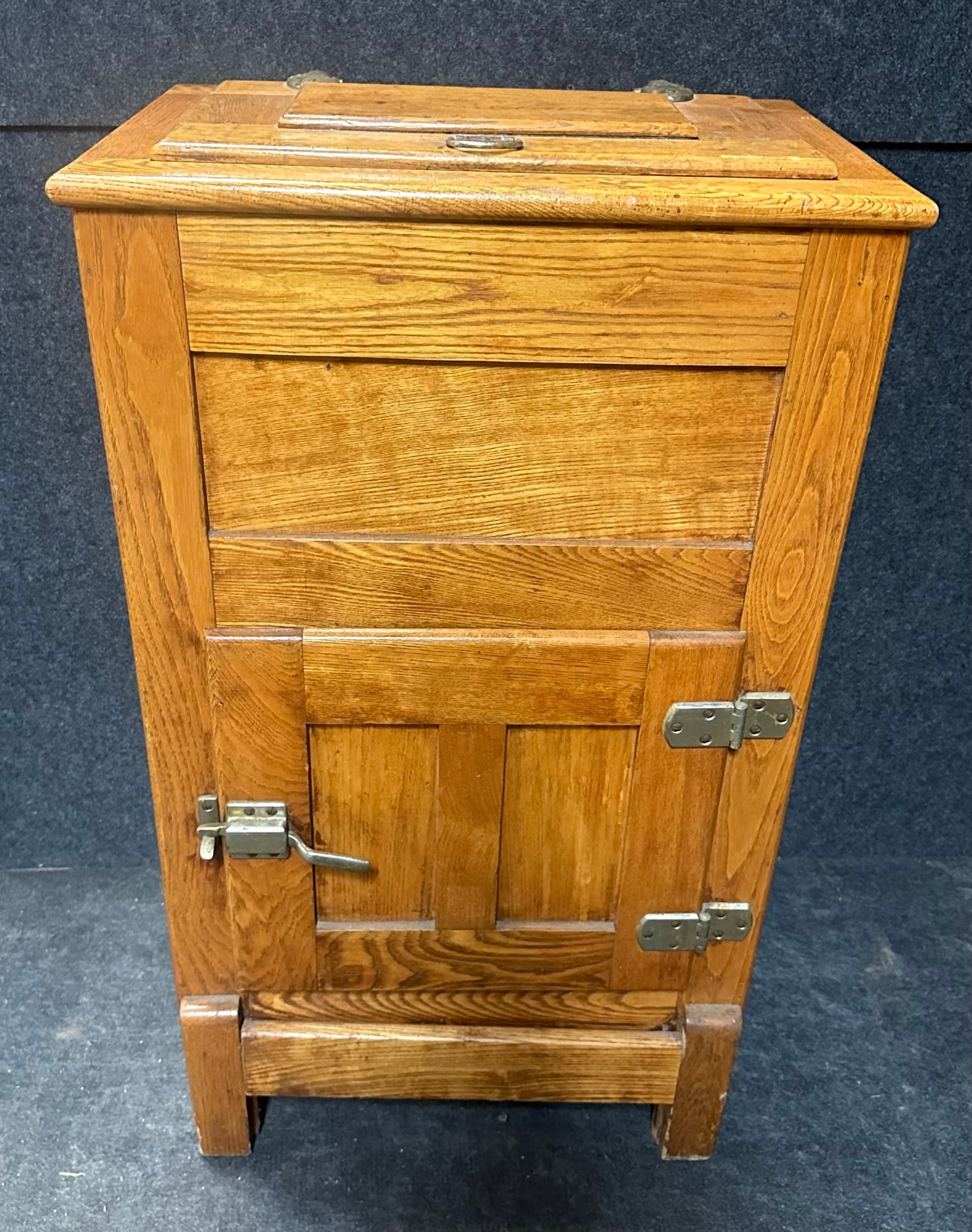 Dainty Early American Oak Single Door Ice Chest w/ Flip Top Lid (1 of 9)