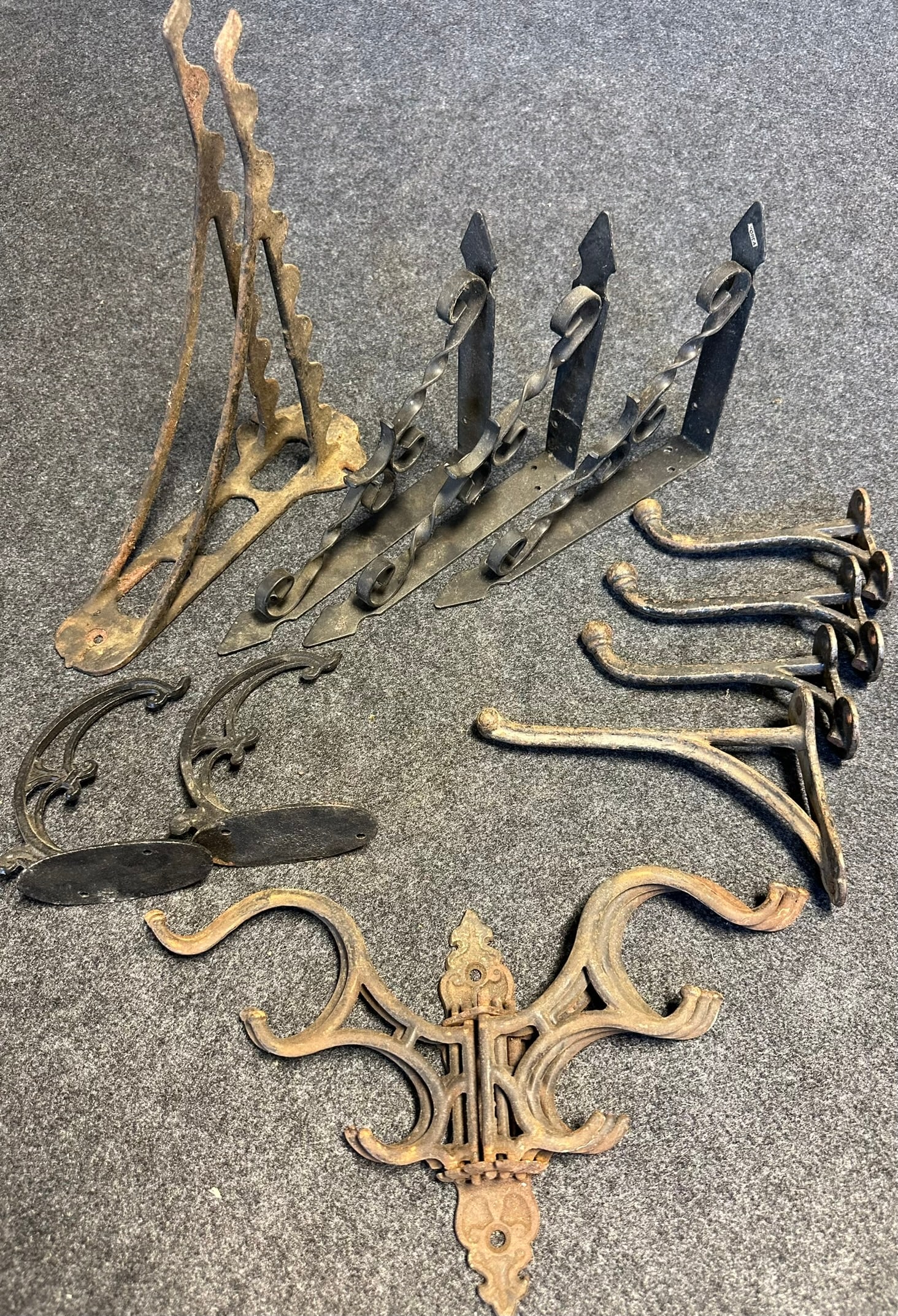 Lot 11 Original Antique Ornate Cast Iron Hooks & Brackets (1 of 19)