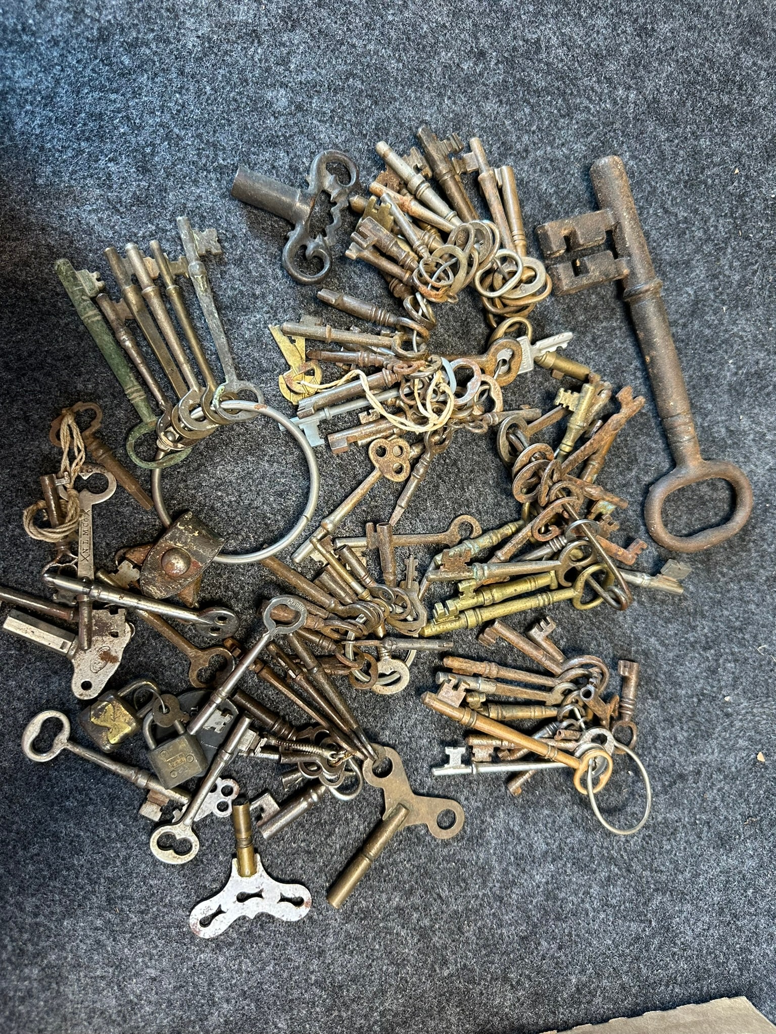 Antique Lot 100+ Original Late 1800s Early 1900s Skeleton Keys & Clock Key Lot (1 of 9)