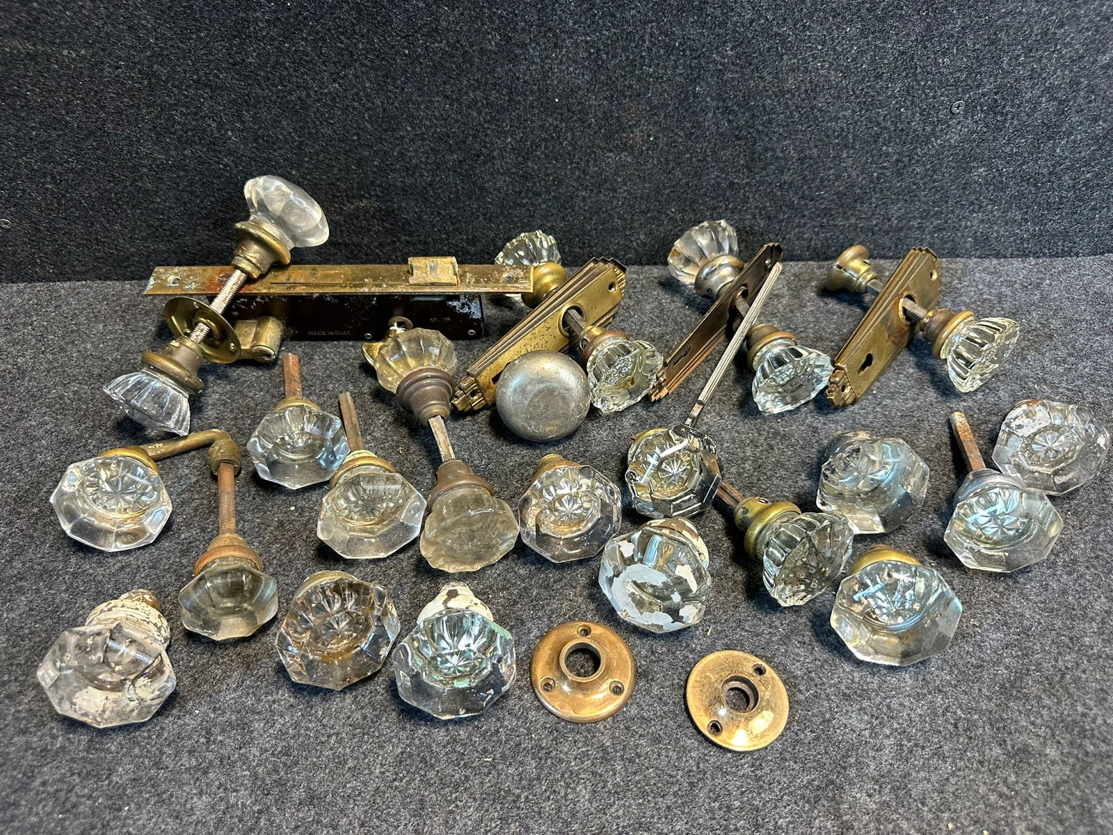 Great Architectural Lot 32 Items: 25 Glass Door Knobs, 6 Plates & 1 Lock (1 of 6)