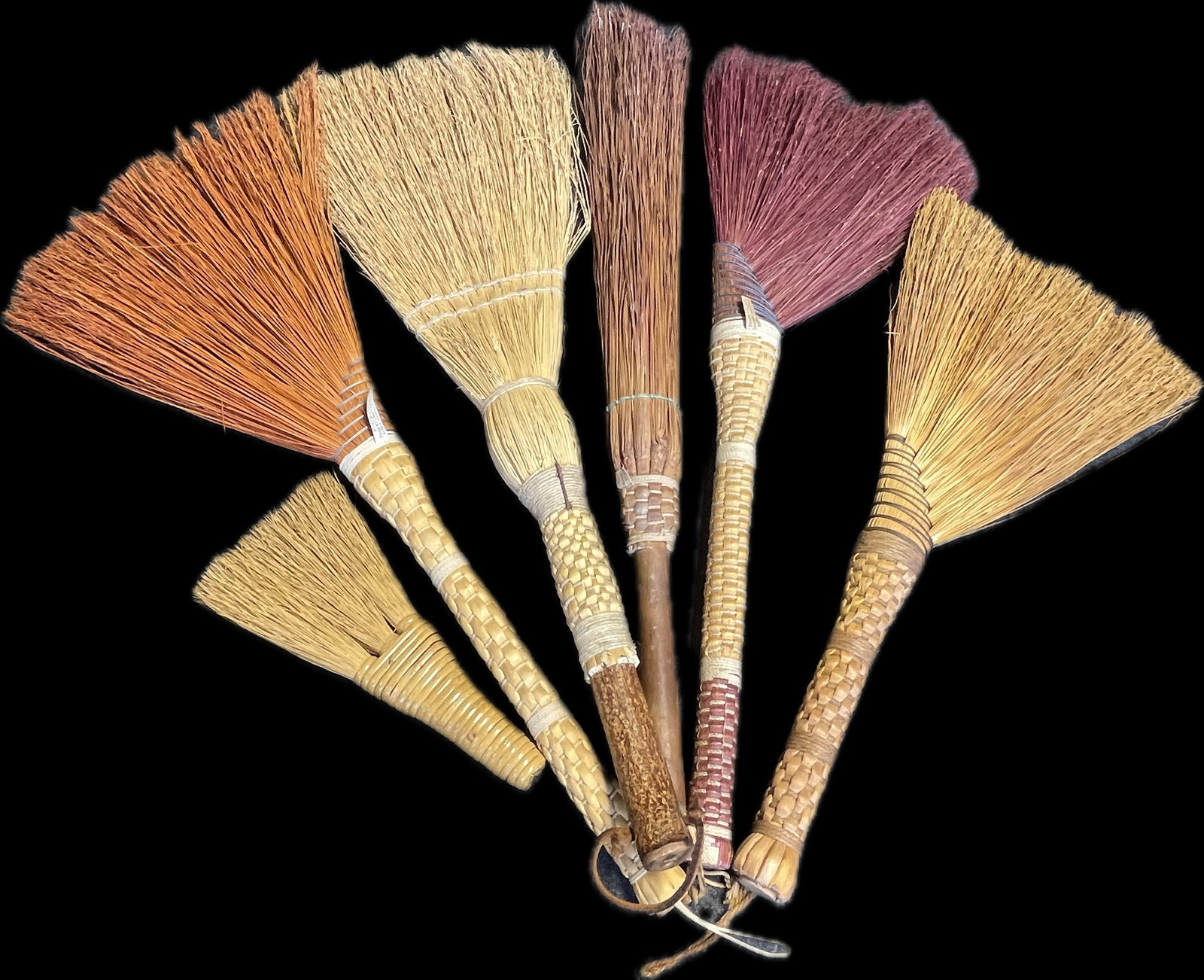 Lot 6 Berea Institute & Christmas Ridge Handcrafts Turkey Wing Quaker Braid Whisk Broom: Great original lot of brooms. See all photos. Largest is 28" tall.