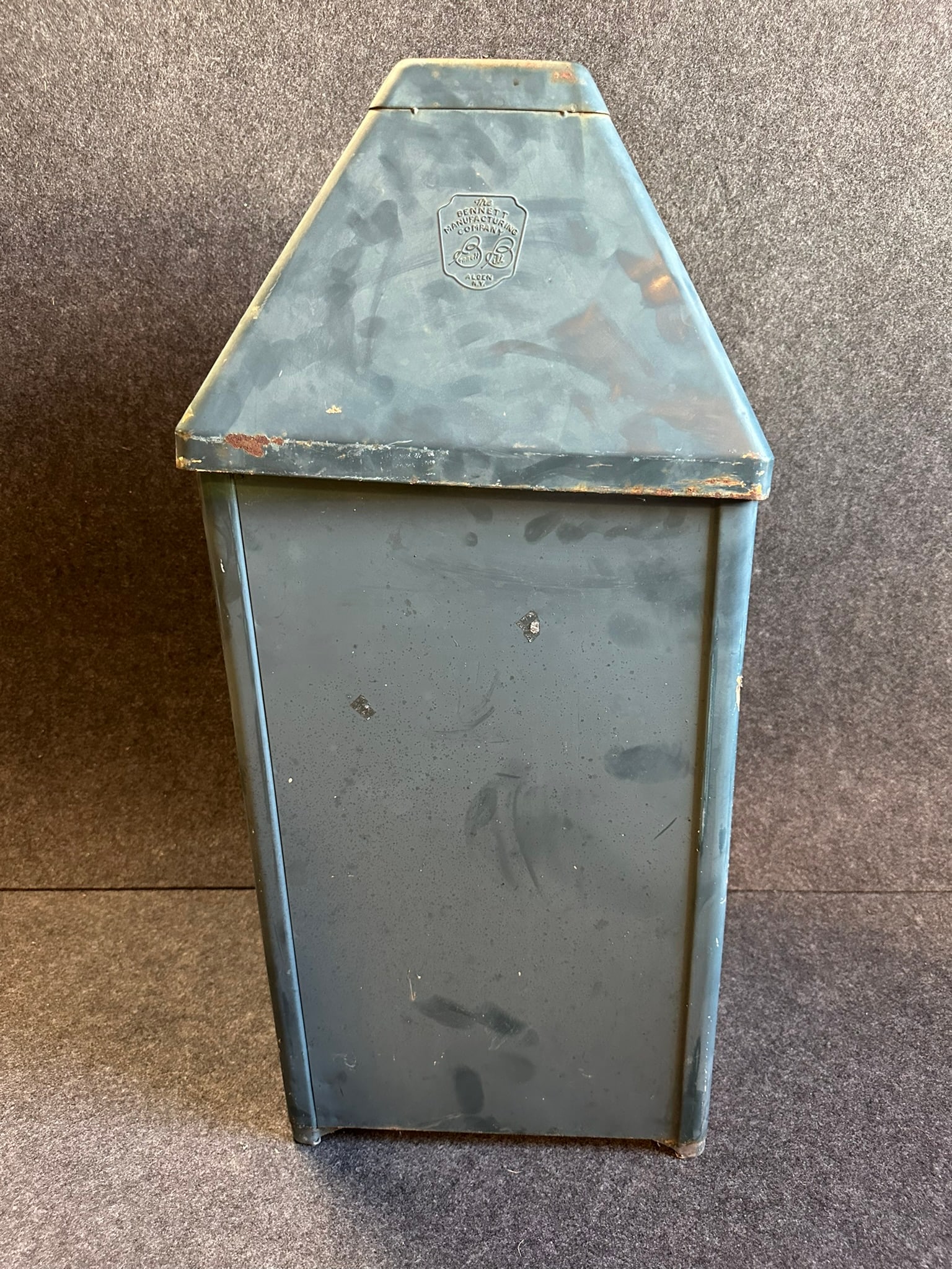 Bennett Manufacturing Alden New York Blue Painted Gas Service Station Garbage Can: Nice original painted can.