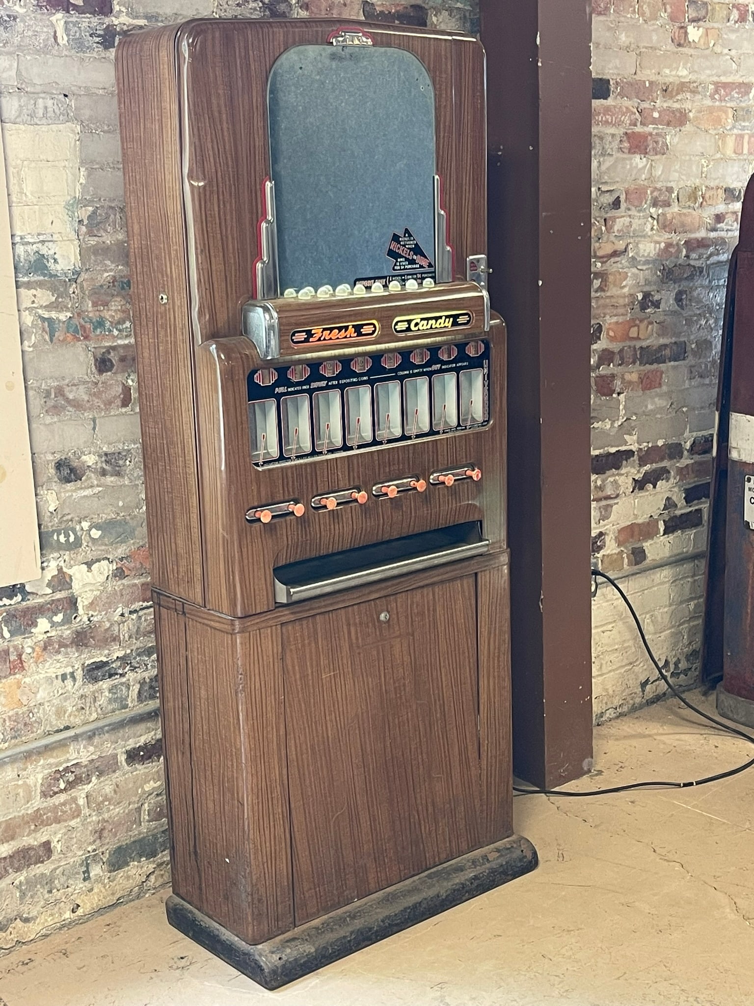 Stoner Fresh Candy Wood Grain Painted 1920s Lighted Machine: Great original wood grain painted exterior. Working machine. One small ding as shown.