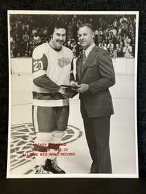 14" x 11" Gordie Howe & Mickey Redmond 1972-1973 52 Goals All Time Record Photograph