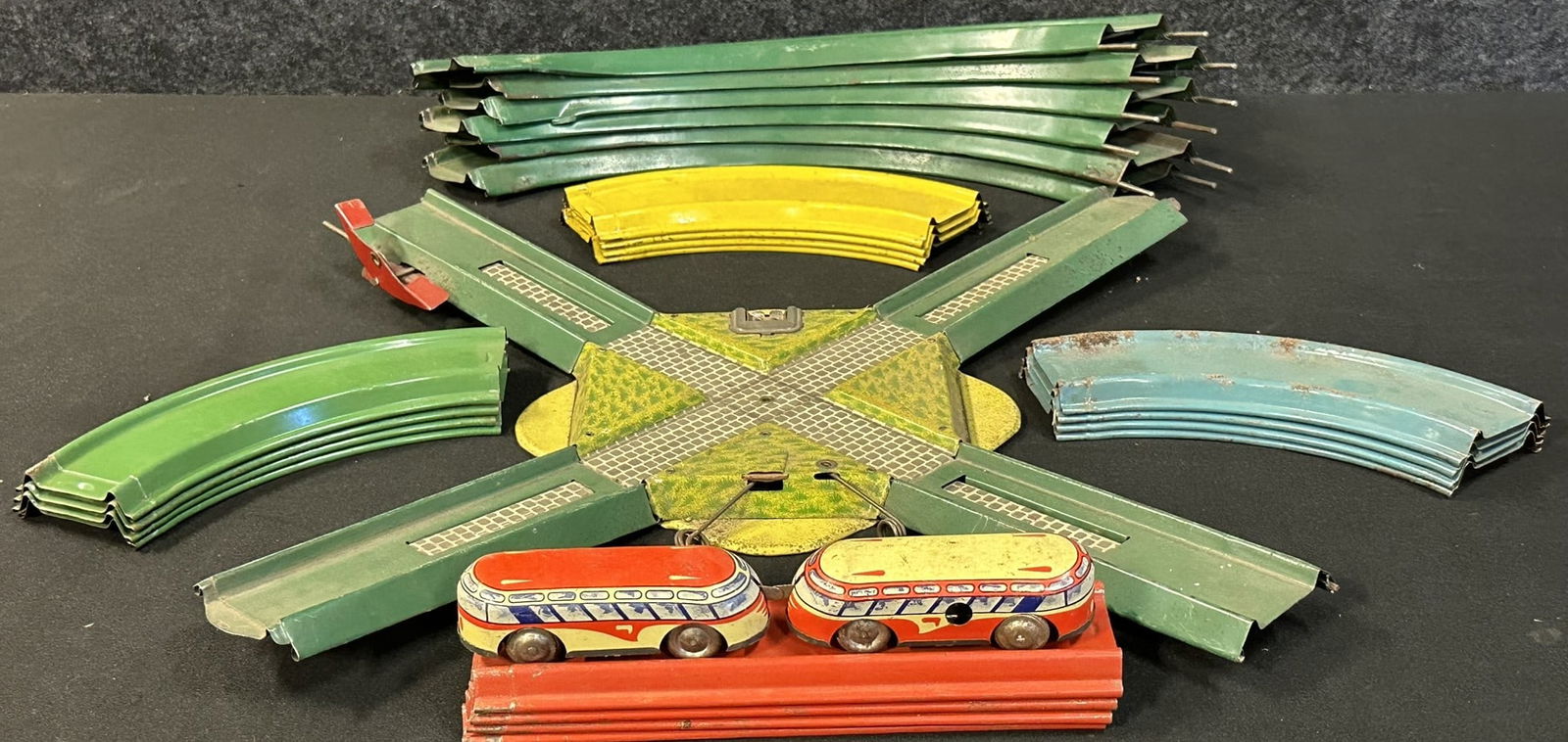 Great Original 1950s Tin Key Wind Train Set w/ Metal Track German? (1 of 6)
